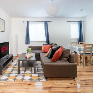 2 Bedroom Flat Near Excel Apartment London