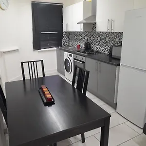 Two Bedroom Close To Central Apartment London